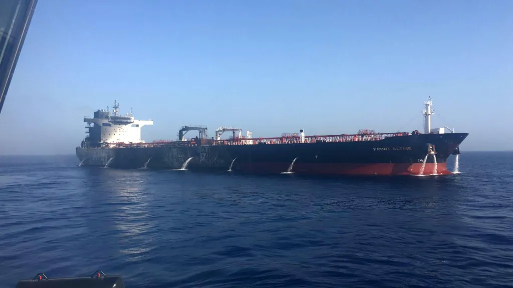 Poškozený tanker Front Altair