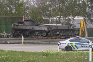 Dva historické tanky, které vzplály na Pražském okruhu, měly být ozdobou plzeňských oslav