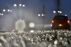 V noci mohou namrzat vozovky v západní části Česka a na Vysočině, varují meteorologové