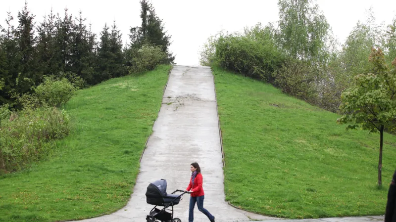 Matka na mateřské na procházce