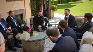 Setkání Volodymyra Zelenského a JD Vance v Římě