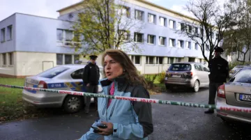Policie u obchodní školy ve Žďáru, kde došlo k vražednému útoku