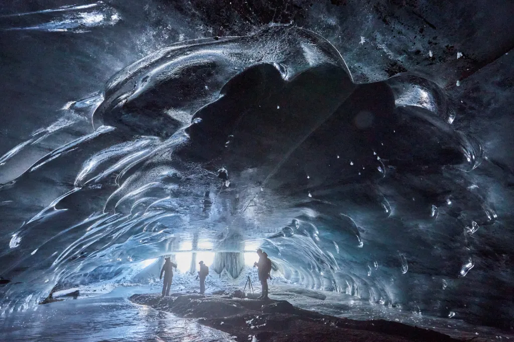 Návštěvníci obdivují ledovou, dvacet metrů dlouhou „katedrálu“, která vznikla přírodním způsobem. Jeskyně se vytvořila během letního tání. V prostoru se nahromadila voda, která během podzimu náhle odtekla a tím vytvořila ledovou kapsu. Jev se nalézá v lyžařském středisku Glacier 3000 ve švýcarském Les Diablerets