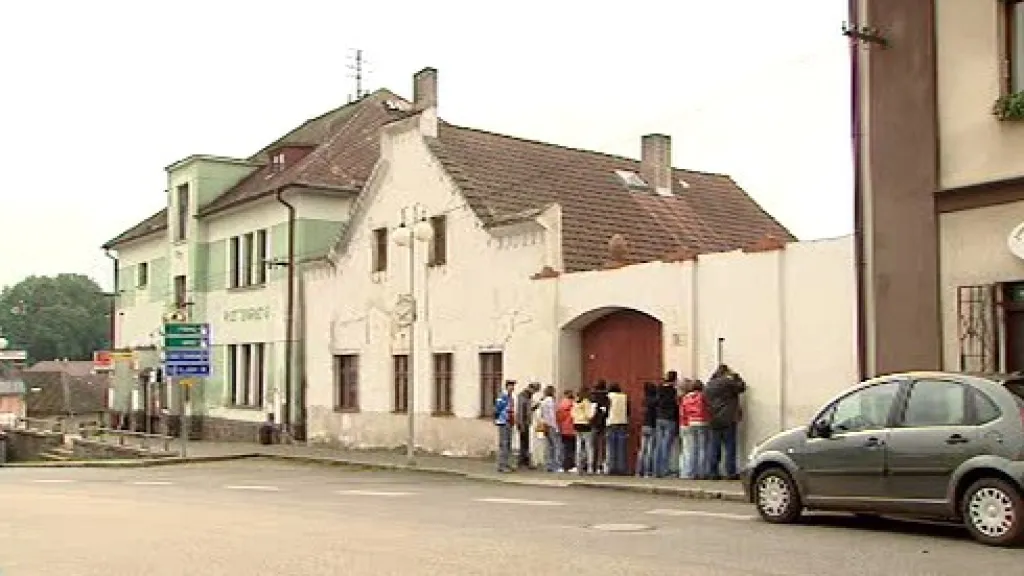 Děti před jedním z divišovských domů, kde žili Židé