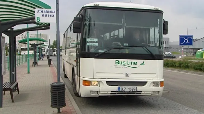 Karosa C954 společnosti BusLine na autobusovém nádraží v Hořicích