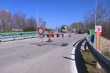 Neprojedou auta ani vlaky, bourání nájezdů v Třeboni komplikuje dopravu čím dál víc