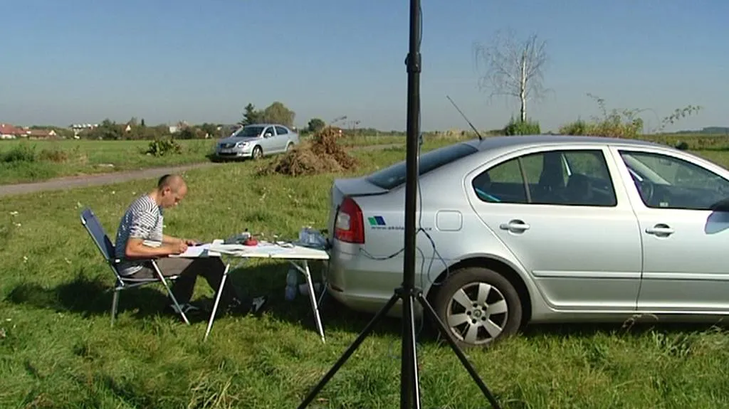 Odborník měří hluk v okolí pardubického letiště