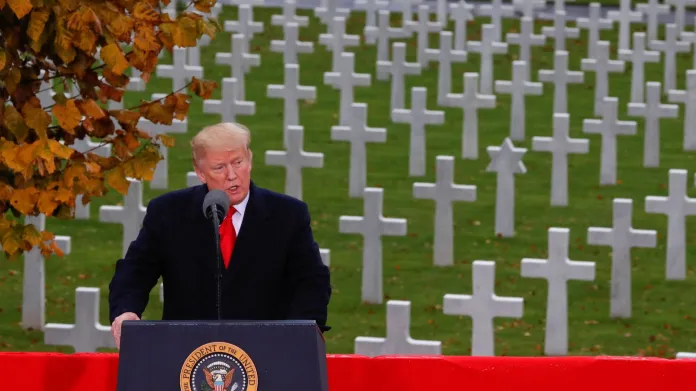 Donald Trump na hřbitově amerických vojáků na pařížském předměstí Suresnes