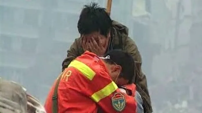 Čínští záchranáři odklízející následky zemětřesení