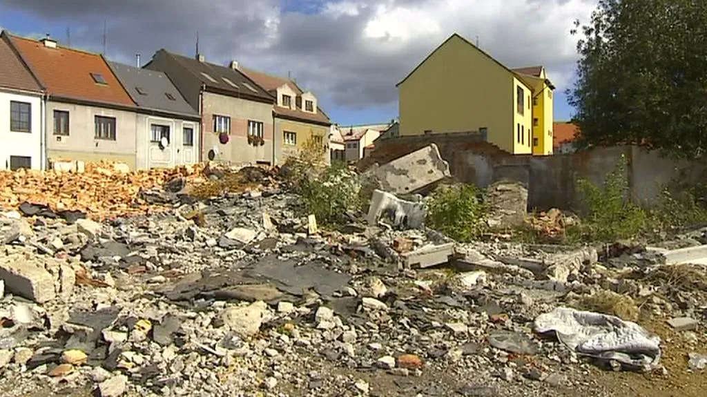 Ruina bývalé továrny na kočárky v Duchcově