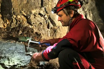 Igelitový sáček na krápníku už není k smíchu. V jeskyních je plastového odpadu stále víc