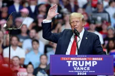 Trump se na prvním mítinku po atentátu vrátil k útočné rétorice