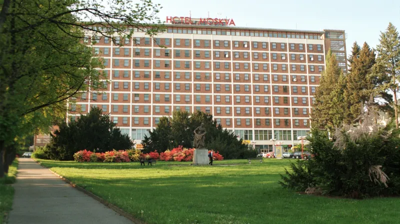 Ornstein ukončil svůj život skokem z dnešního hotelu Moskva.