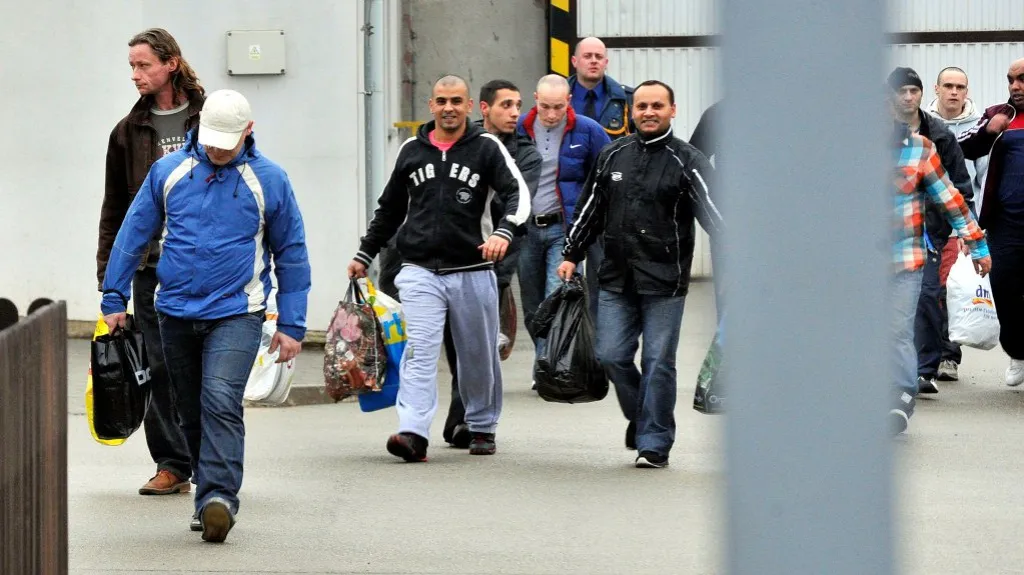 Skupina amnestovaných vězňů odchází z věznice v Kuřimi