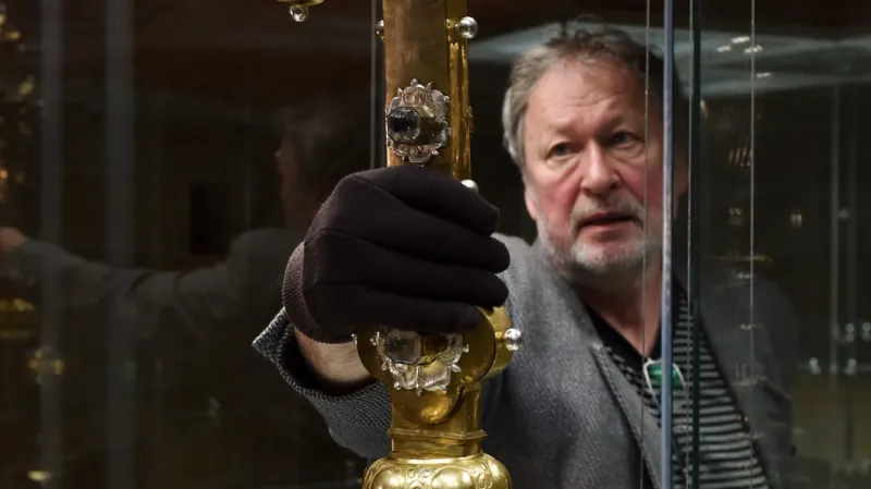 Miroslav Cogan při instalaci reliviáře