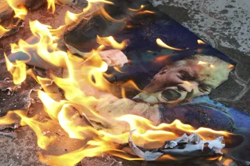 Rozpor mezi spojenci. Trump chce brzy odejít ze Sýrie, Macron ho přesvědčil, aby zatím zůstal