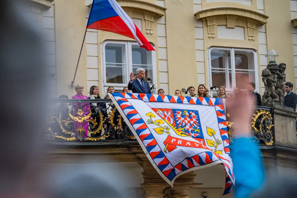 Petr Pavel s navrácenou standartou při pozdravu z balkonu