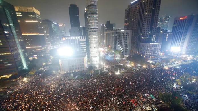Desítky tisíc lidí vyšly do ulic Soulu