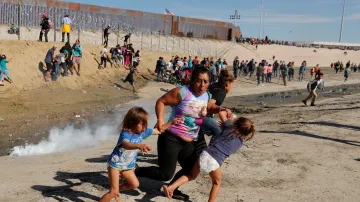 Migranti prchají před slzným plynem na mexicko-americké hranici