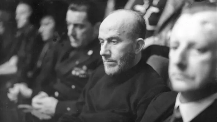 Muhammad Amín Husajní na zasedání Říšského sněmu v roce 1941, kde Hitler vyhlásil válku Spojeným státům