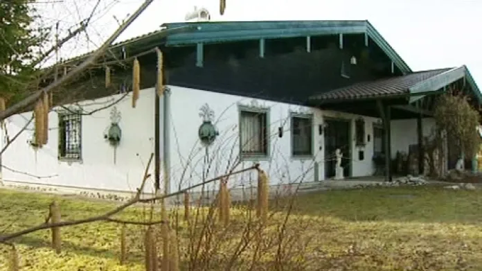 Dům, kde důchodci zadržovali uneseného finančníka