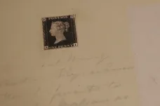 Nejstarší poštovní známka se chystá do aukce. Jednopennyovka se může prodat za stamiliony korun