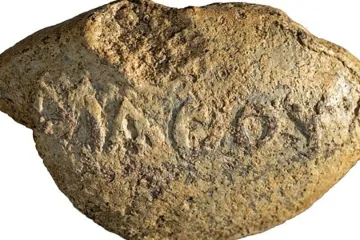 „Pouč se z toho.“ Archeologové popsali drzý vzkaz na starověkém projektilu