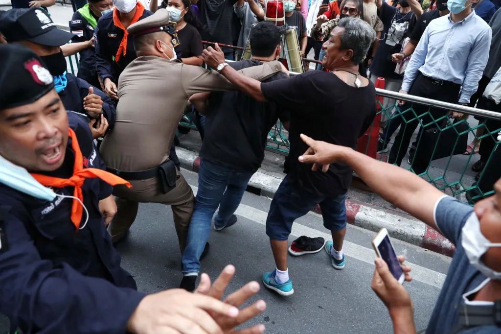 Thajci jsou znovu v ulicích. Protivládních demonstrací se účastní stále větší počet lidí