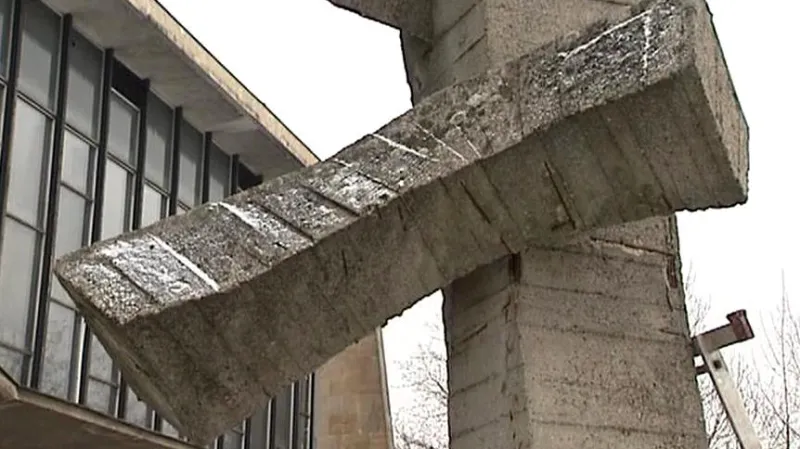 Směrník před havířovským nádražím