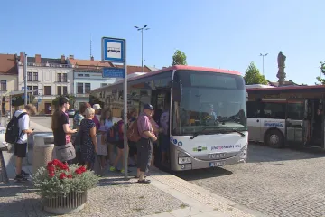 Jevíčko leží na pomezí tří krajů. Do Pardubic, Brna ani Olomouce ale přímý spoj nejede