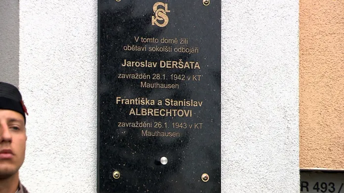 Pamětní desku věnovanou statečným odbojářům odhalili v Praze