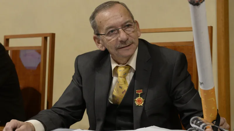 Jaroslav Kubera s cigaretou v nadživotní velikosti na jednání o protikuřáckém zákoně
