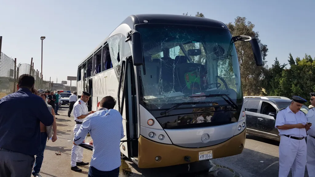 Nejméně 12 turistů bylo zraněno  při explozi, jež zasáhla autobus u nového egyptského muzea blízko pyramid v Gíze.