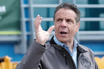 Guvernér státu New York je podezřelý ze sexuálního obtěžování. Jeho spolupracovnice rezignovala