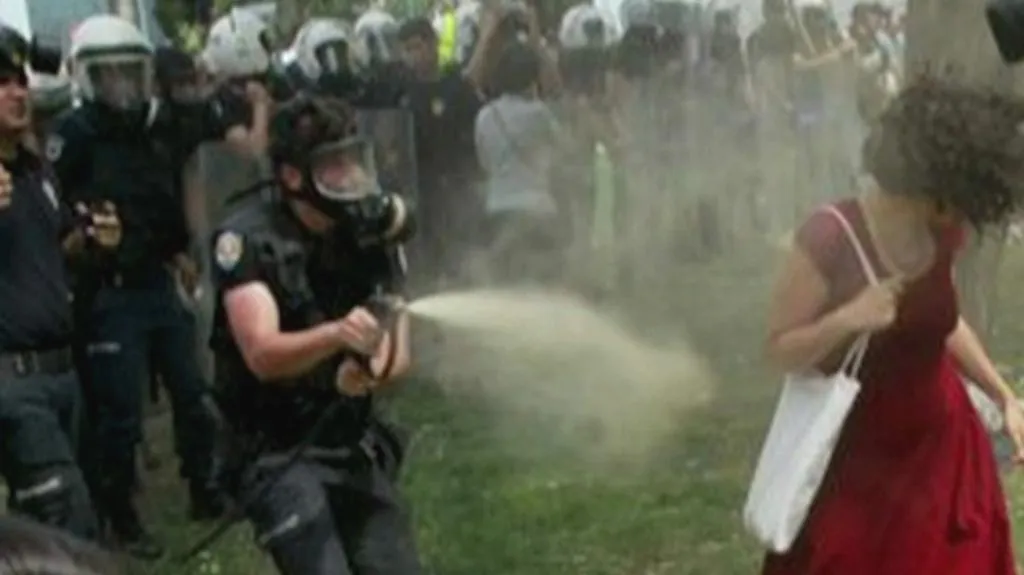 Dívka v červených šatech - symbol tureckých protestů