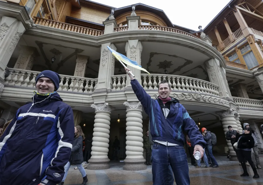 Janukovyčova luxusní rezidence Mežyhirja poté, co ji ovládli demonstranti Euromajdanu