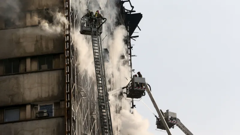 Hasiči se nejprve snažili požár uvnitř budovy uhasit