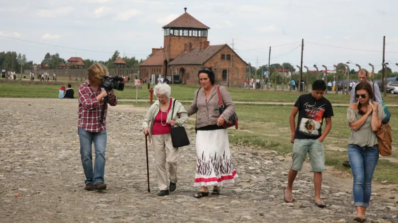 Příbuzní Arnošta Lustiga při natáčení dokumentu Vlaky do nenávratna