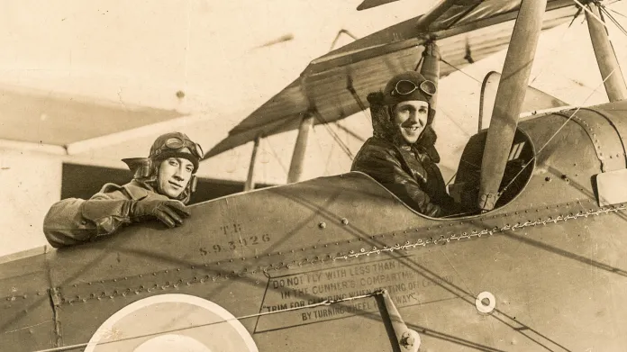 Královské letectvo vzniklo 1. dubna 1918. Na snímku jedni z prvních pilotů RAF před letem na konci 1. světové války.