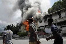Haiti ochromily násilné protesty. Prezident podle auditu okradl chudý stát o část venezuelské pomoci