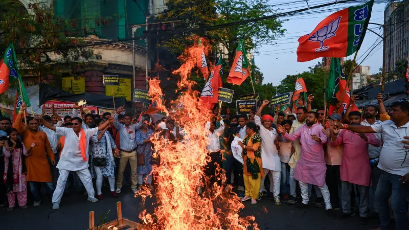 Protest příznivců vládnoucí BJP proti násilnostem v Kalkatě (13. dubna 2025)