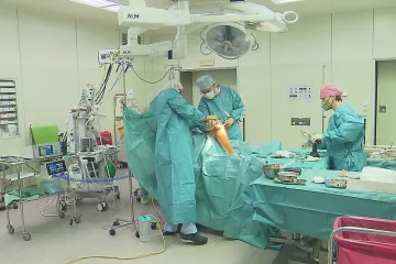 Na nový kloub čekají lidé kvůli pandemii i dva roky, k operačním plánům se vracejí jen některé nemocnice