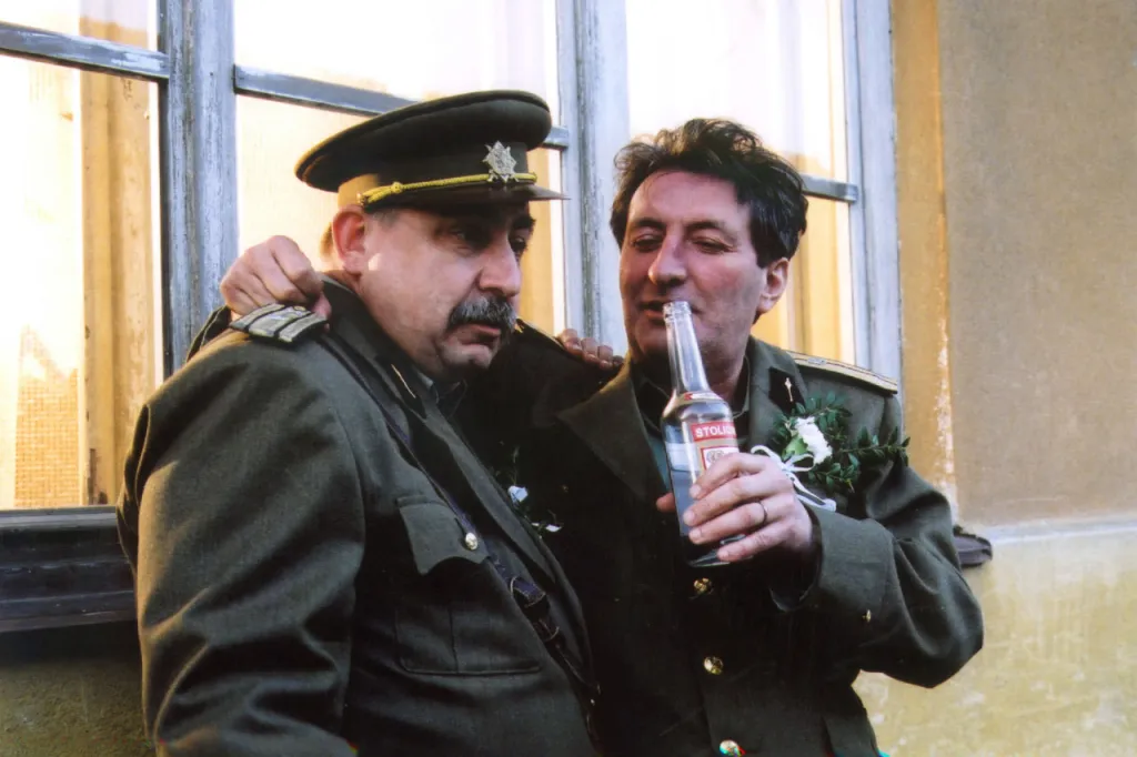 Podle literární předlohy, tentokrát Miroslava Švandrlíka, byli natočeni i Černí baroni. Polívka v parodickém seriálu o československé armádě hrál věčně opilého poručíka.