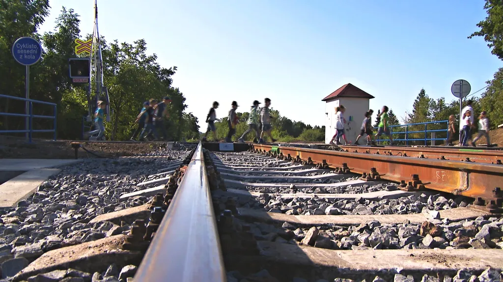 Přes železniční trať v Bohuslavicích často míří i školáci