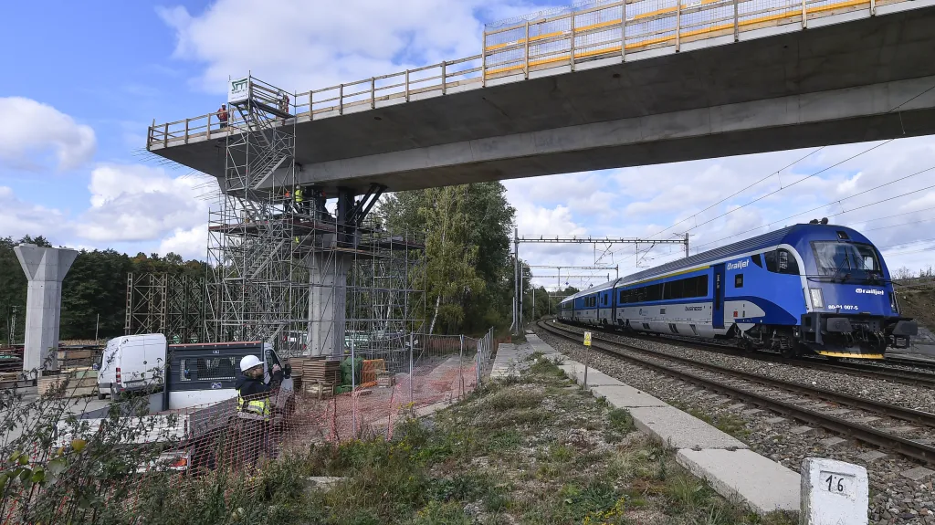 Stavbaři začali 12. října 2021 usazovat mostní konstrukci nad tratí, po níž vlaky jezdí přes Havlíčkův Brod mezi Prahou a Brnem