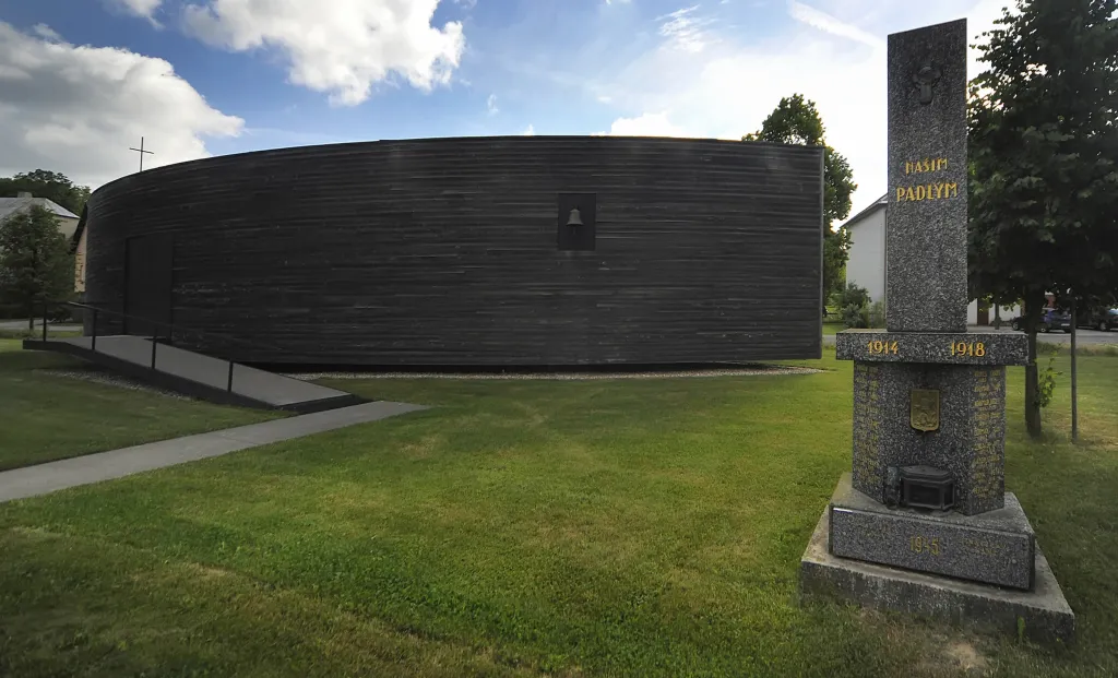 Mezi nově postavené svatostánky na Vysočině patří od roku 2011 kaple ve tvaru lodě s dřevěným pláštěm v Černé na Žďársku. Stavba připomínající biblickou archu je dílem architekta Ladislava Kuby