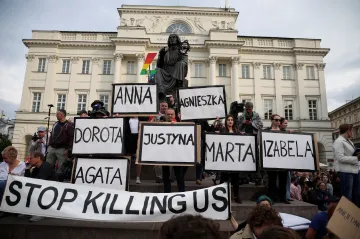 Demonstranti podporující právo na potrat vyšli do ulic polských měst