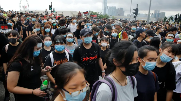 Demonstrace za odstoupení správkyně Hongkongu pokračují