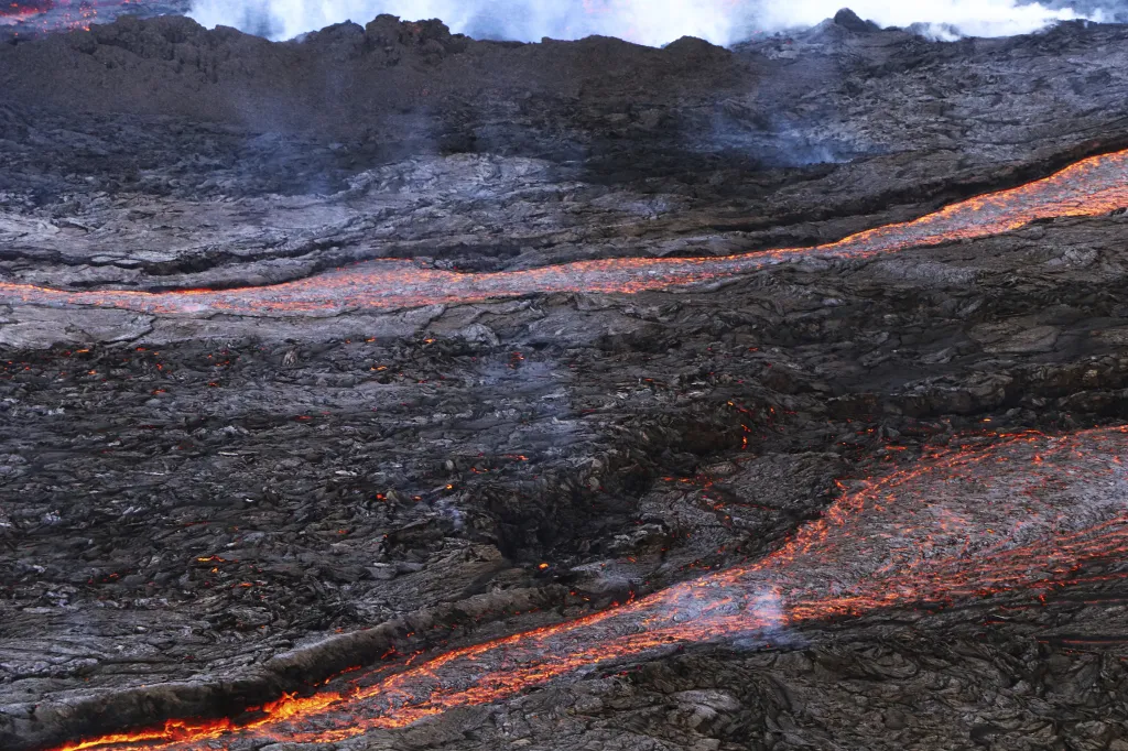 Krajina zalitá plameny. Na Havaji se probudila sopka Mauna Loa
