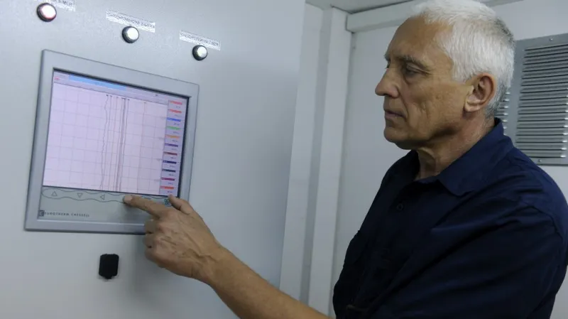 Jan Zemánek z TSK v monitorovací ústředně měření teploty a vlhkosti Karlova mostu